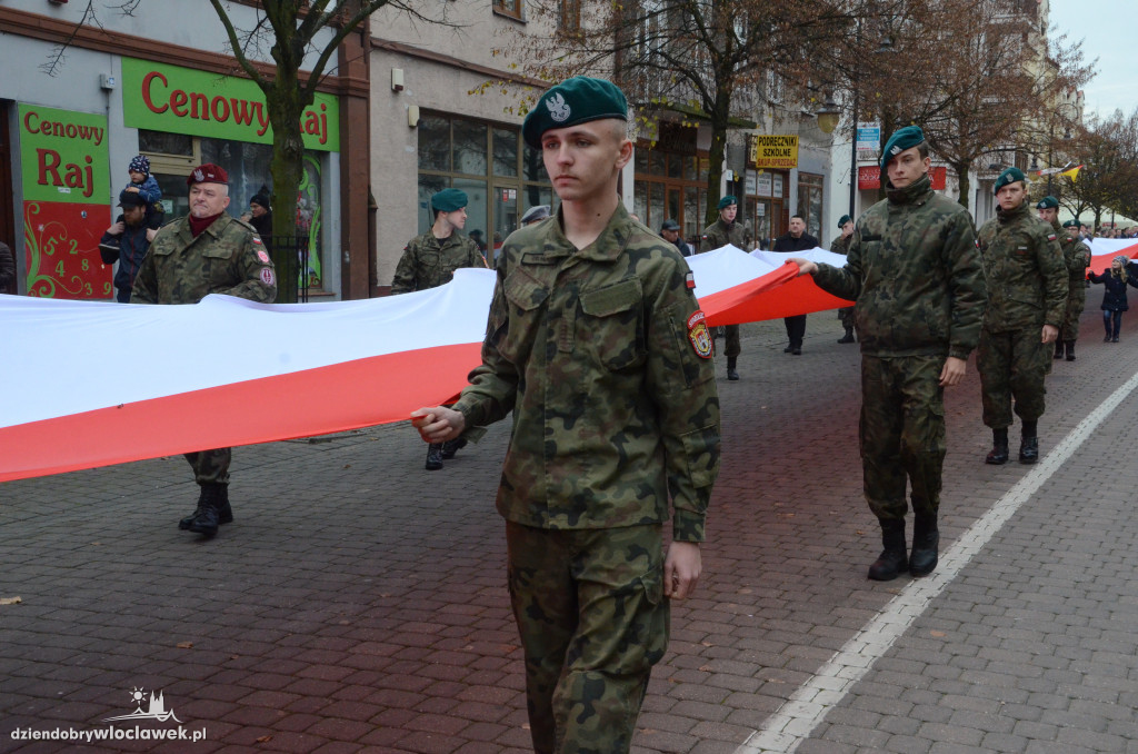11 listopada: przemarsz ze 100-metrową flagą