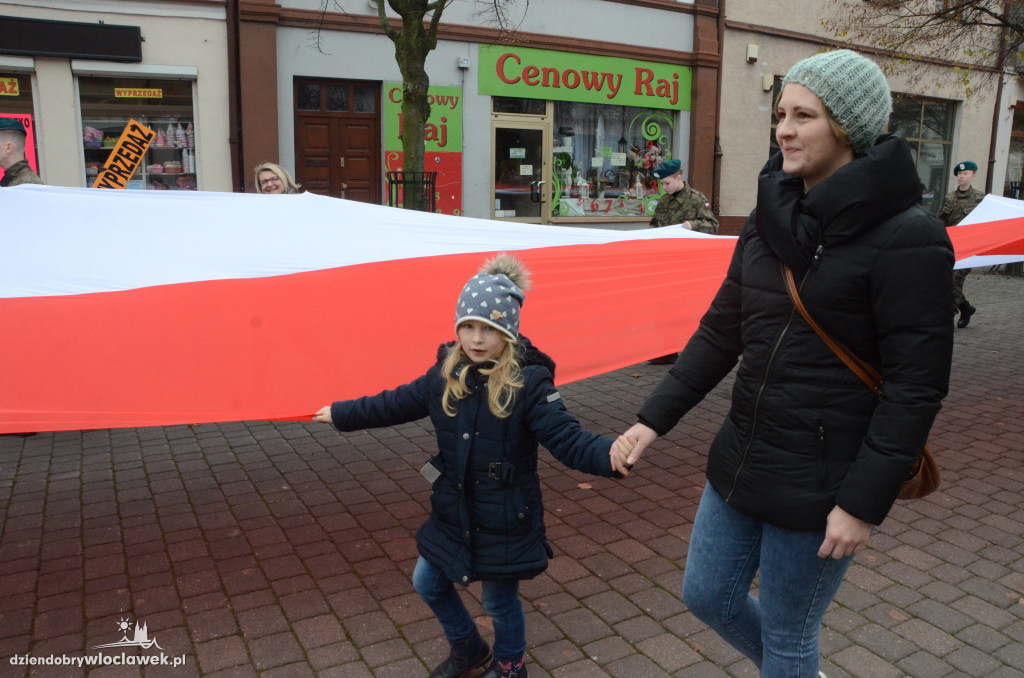 11 listopada: przemarsz ze 100-metrową flagą