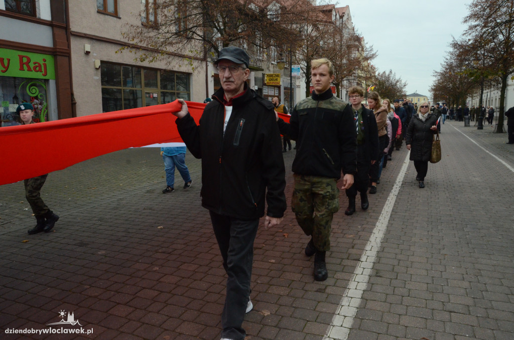 11 listopada: przemarsz ze 100-metrową flagą