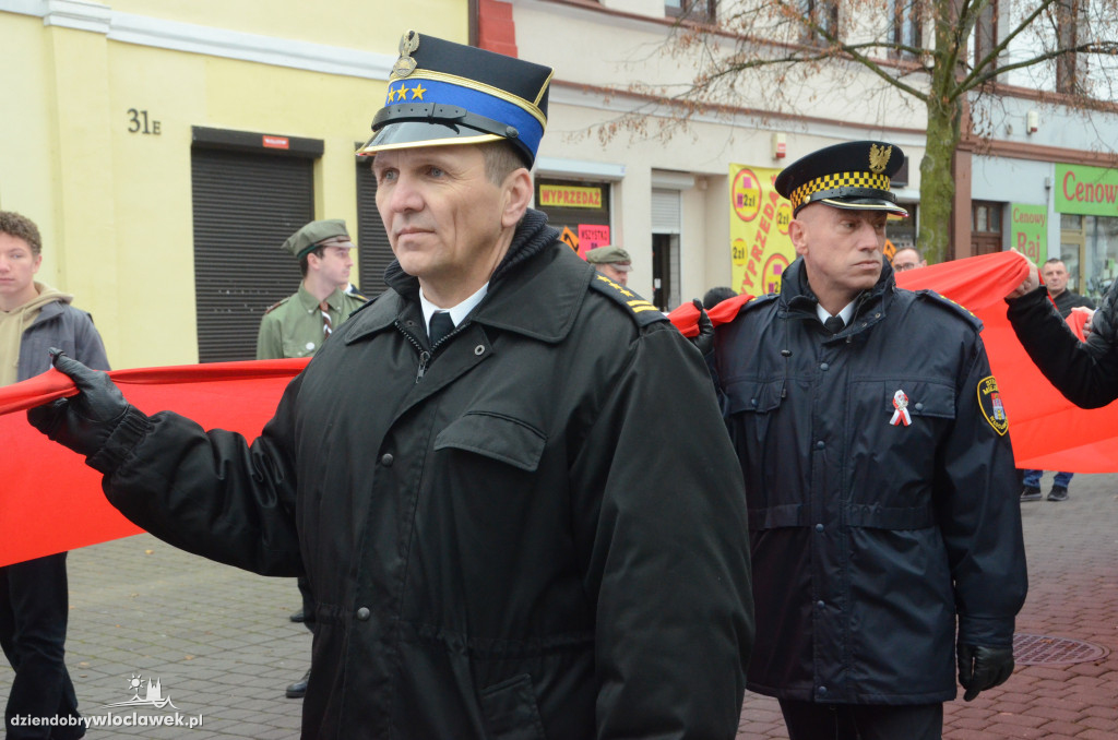 11 listopada: przemarsz ze 100-metrową flagą