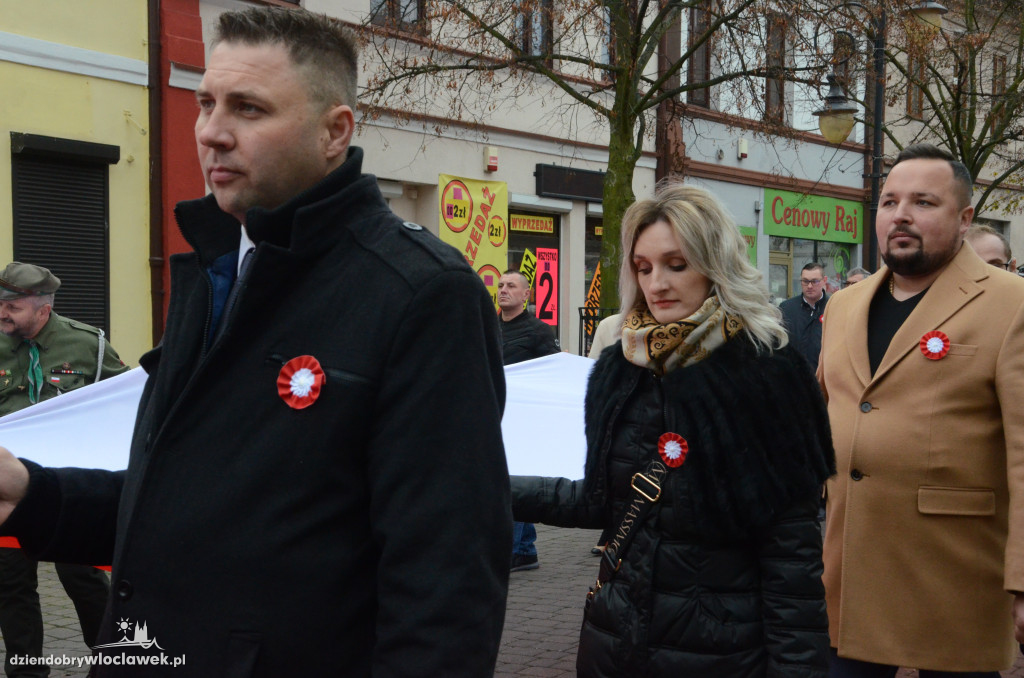 11 listopada: przemarsz ze 100-metrową flagą