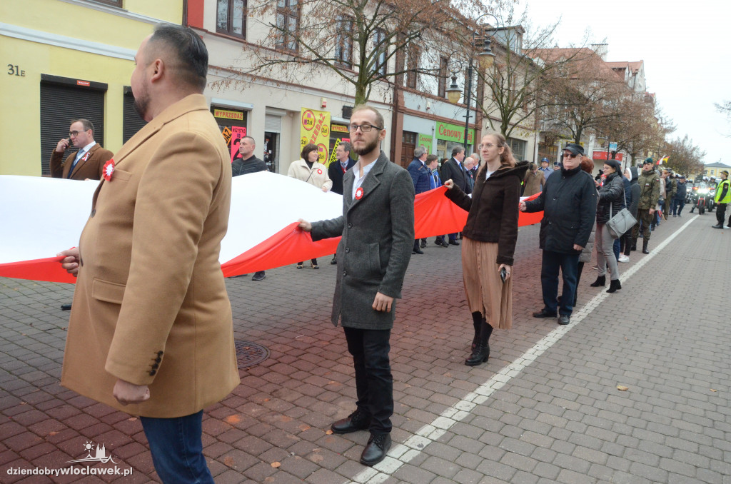 11 listopada: przemarsz ze 100-metrową flagą