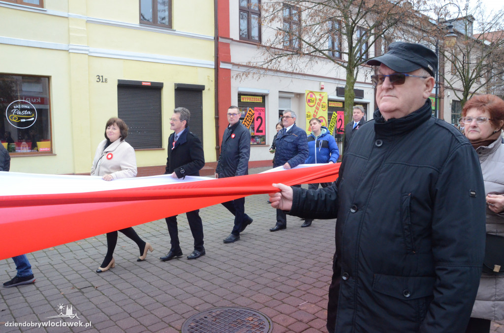 11 listopada: przemarsz ze 100-metrową flagą