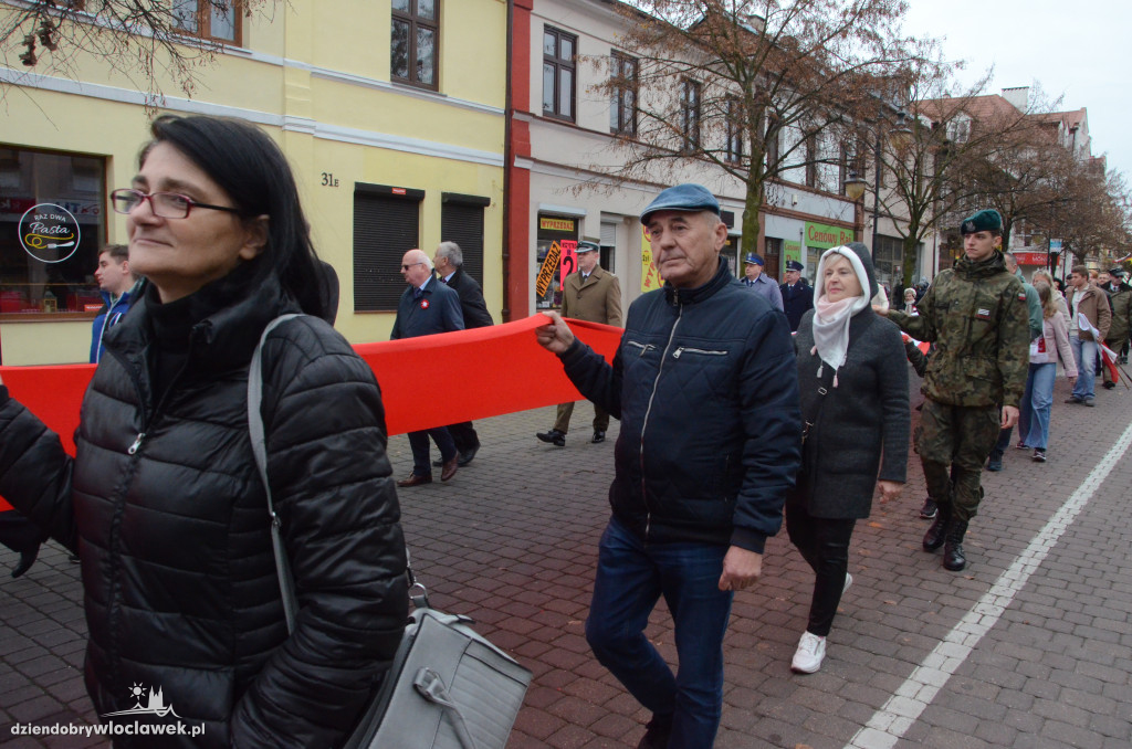 11 listopada: przemarsz ze 100-metrową flagą