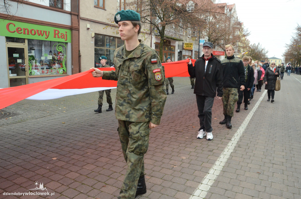 11 listopada: przemarsz ze 100-metrową flagą