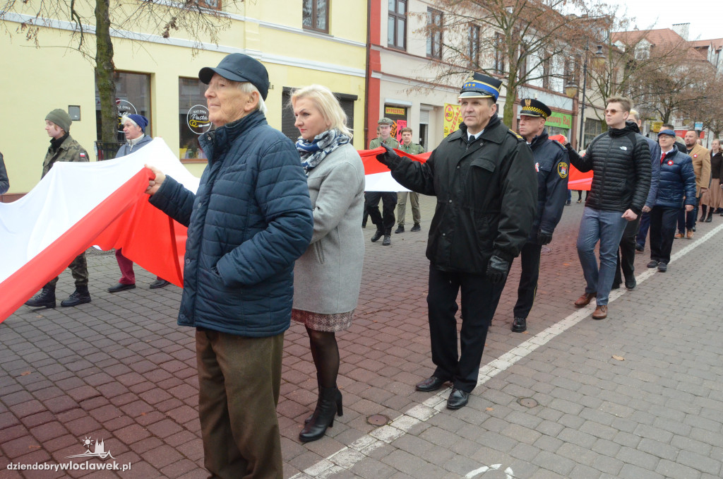 11 listopada: przemarsz ze 100-metrową flagą
