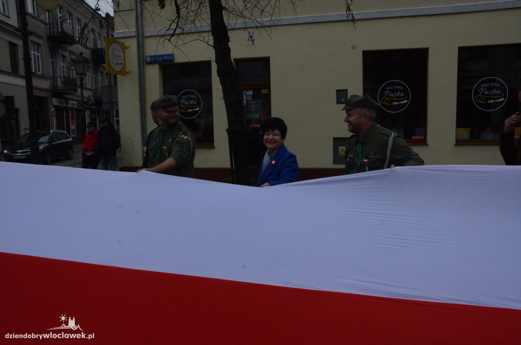 11 listopada: przemarsz ze 100-metrową flagą