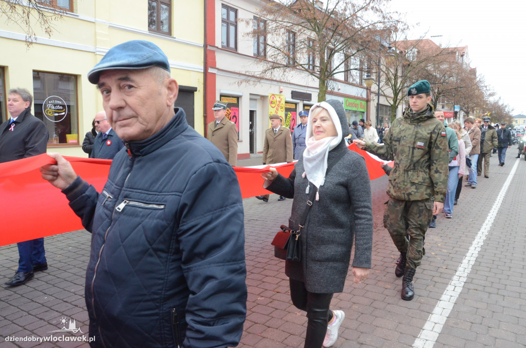 11 listopada: przemarsz ze 100-metrową flagą