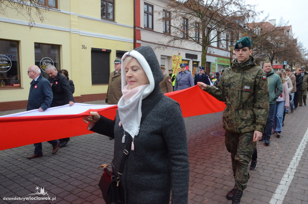 11 listopada: przemarsz ze 100-metrową flagą