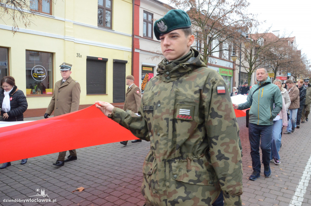 11 listopada: przemarsz ze 100-metrową flagą