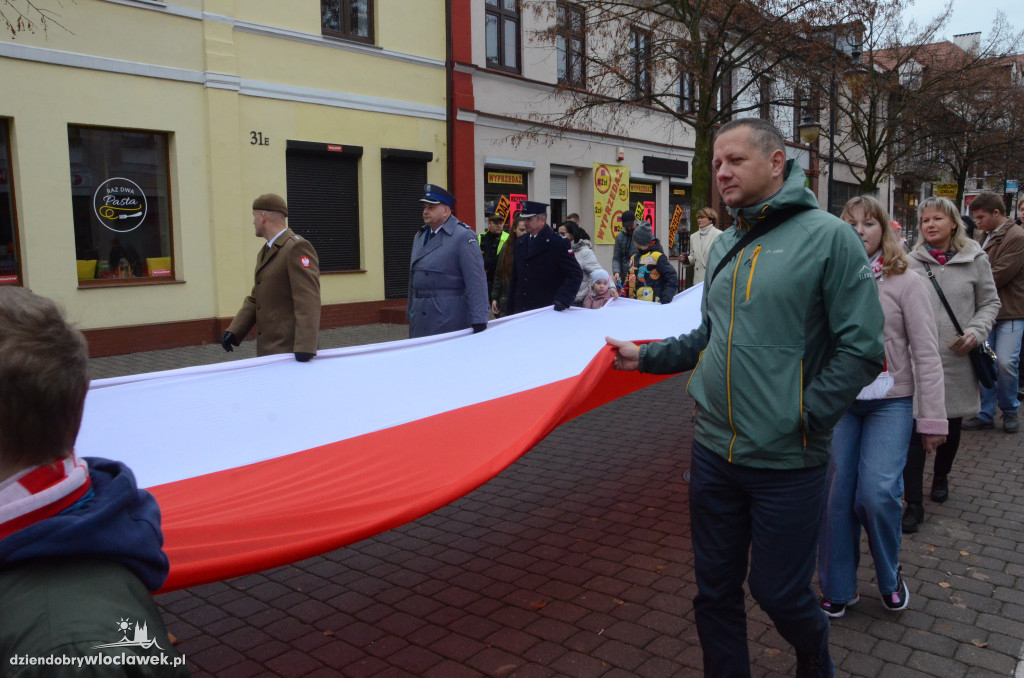 11 listopada: przemarsz ze 100-metrową flagą