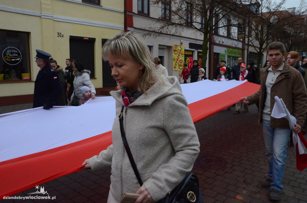 11 listopada: przemarsz ze 100-metrową flagą