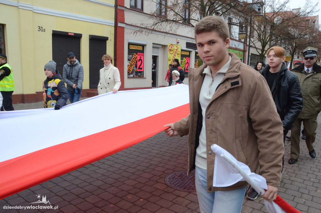 11 listopada: przemarsz ze 100-metrową flagą