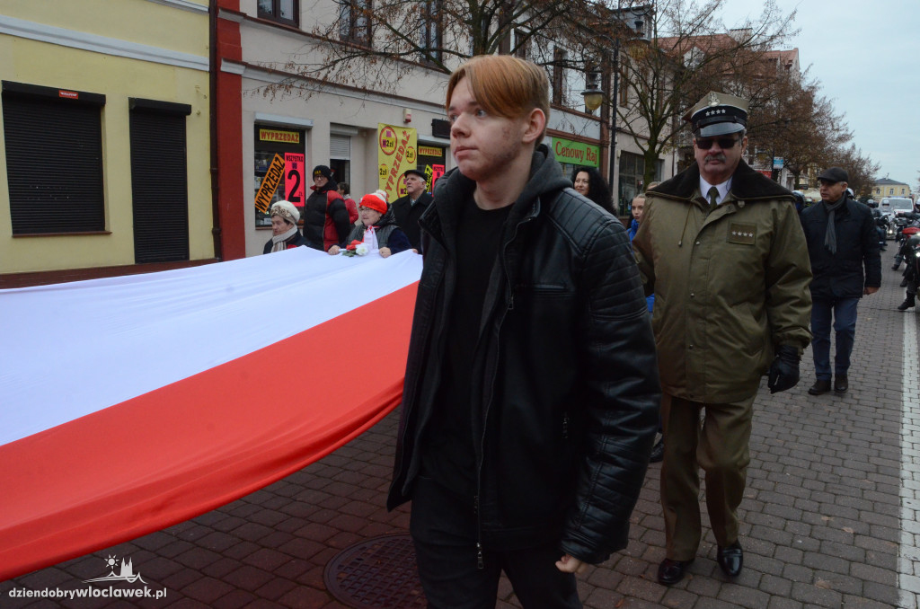 11 listopada: przemarsz ze 100-metrową flagą