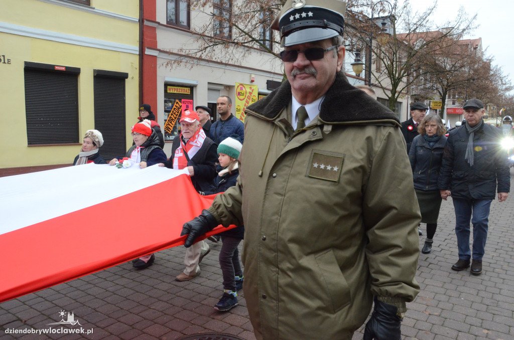 11 listopada: przemarsz ze 100-metrową flagą