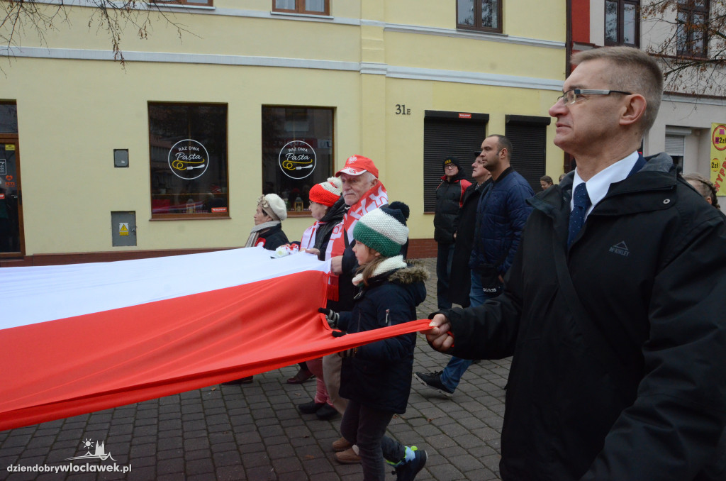 11 listopada: przemarsz ze 100-metrową flagą