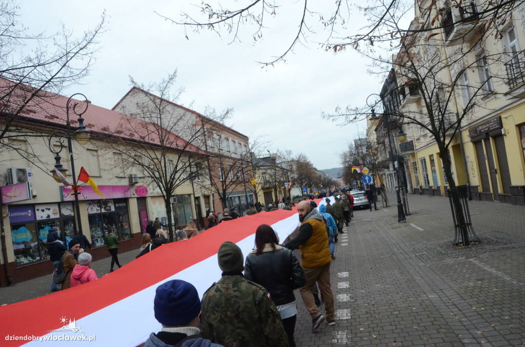11 listopada: przemarsz ze 100-metrową flagą