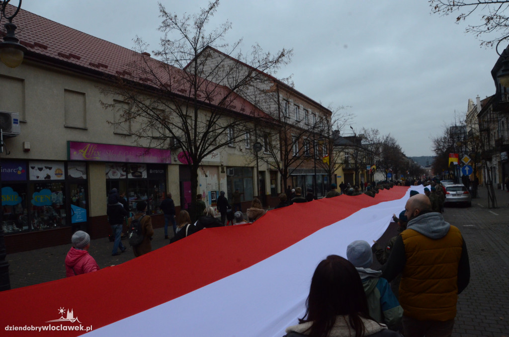 11 listopada: przemarsz ze 100-metrową flagą