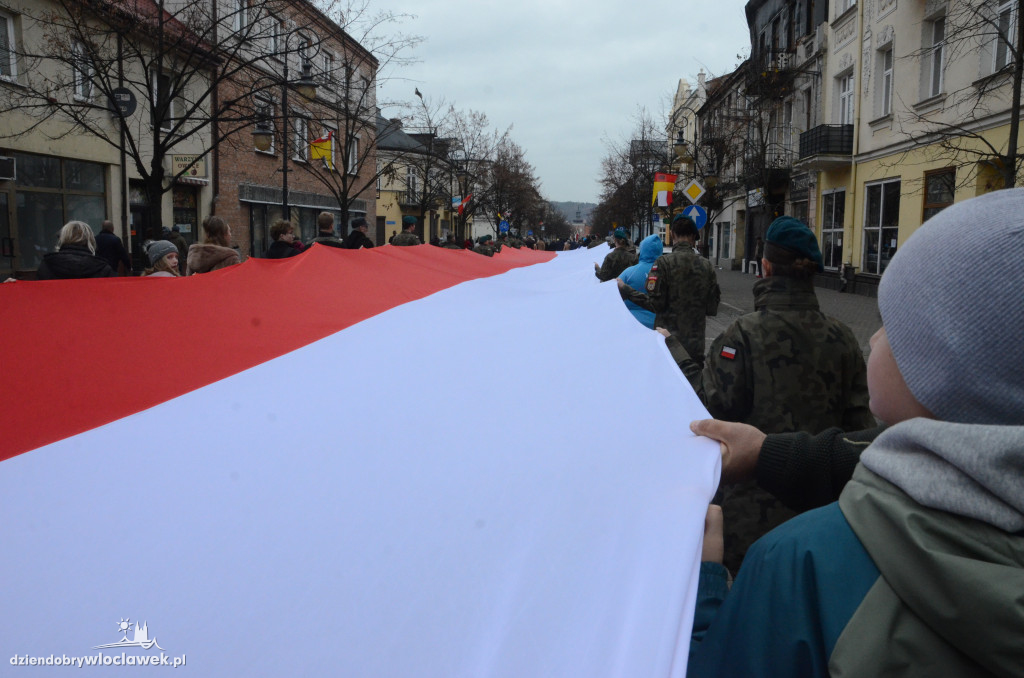 11 listopada: przemarsz ze 100-metrową flagą
