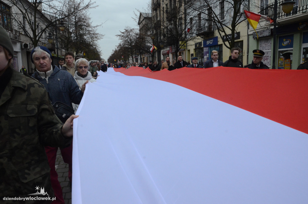 11 listopada: przemarsz ze 100-metrową flagą