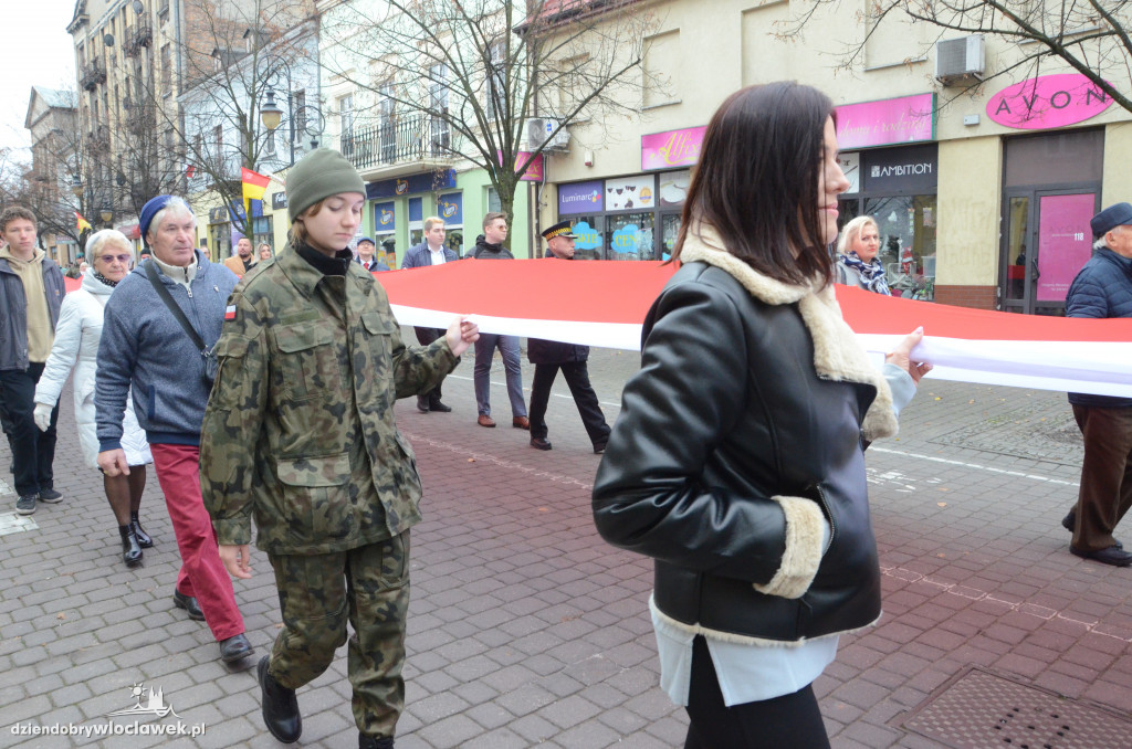 11 listopada: przemarsz ze 100-metrową flagą