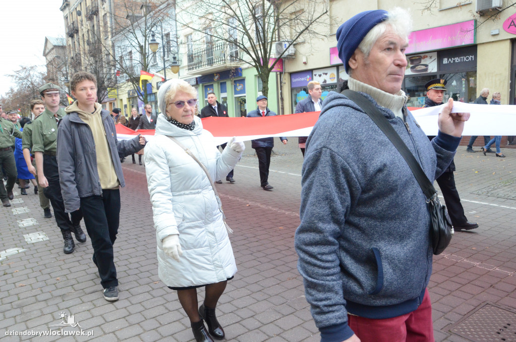 11 listopada: przemarsz ze 100-metrową flagą