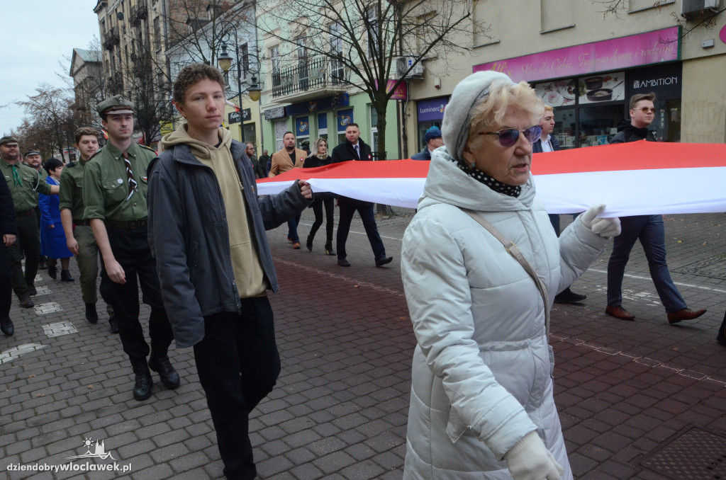 11 listopada: przemarsz ze 100-metrową flagą