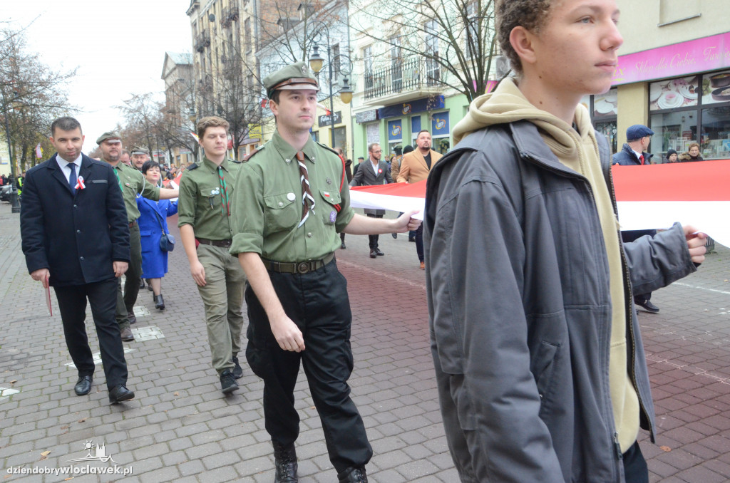 11 listopada: przemarsz ze 100-metrową flagą