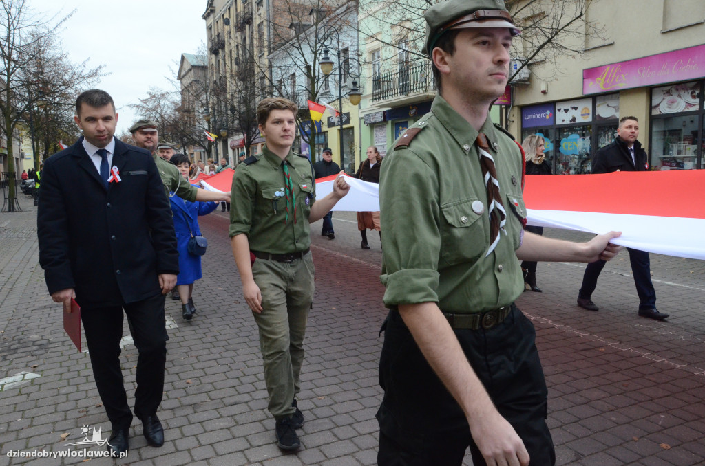 11 listopada: przemarsz ze 100-metrową flagą