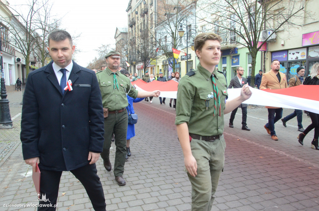 11 listopada: przemarsz ze 100-metrową flagą