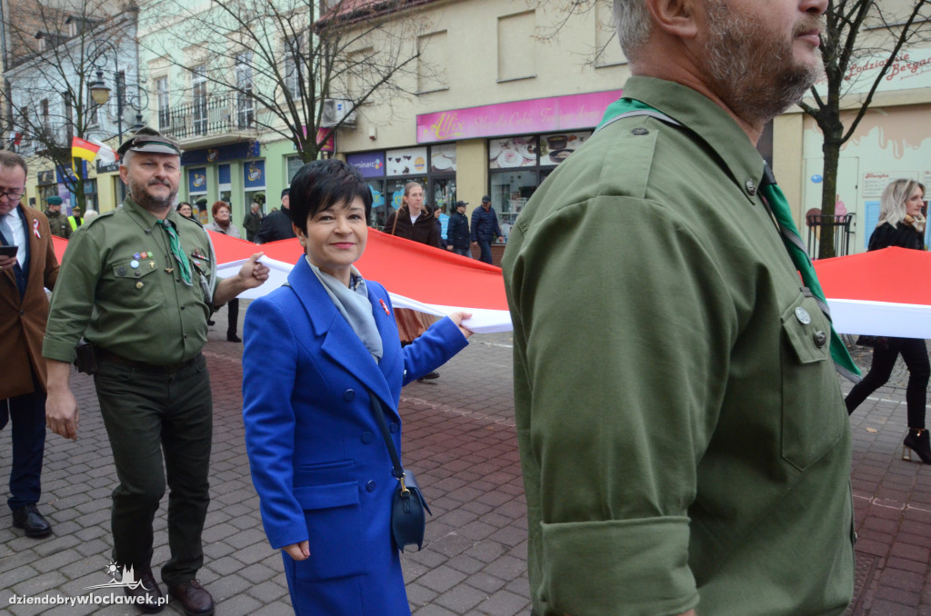 11 listopada: przemarsz ze 100-metrową flagą