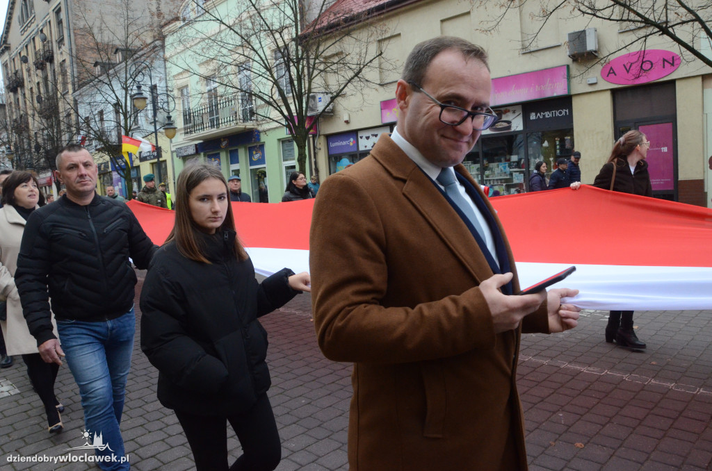 11 listopada: przemarsz ze 100-metrową flagą