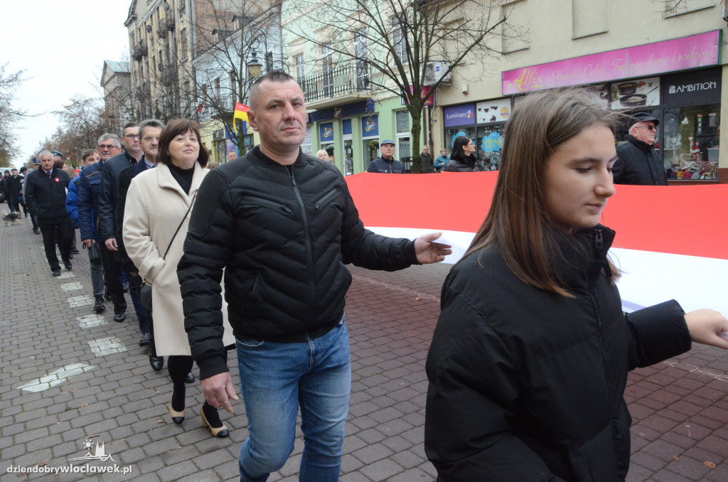 11 listopada: przemarsz ze 100-metrową flagą