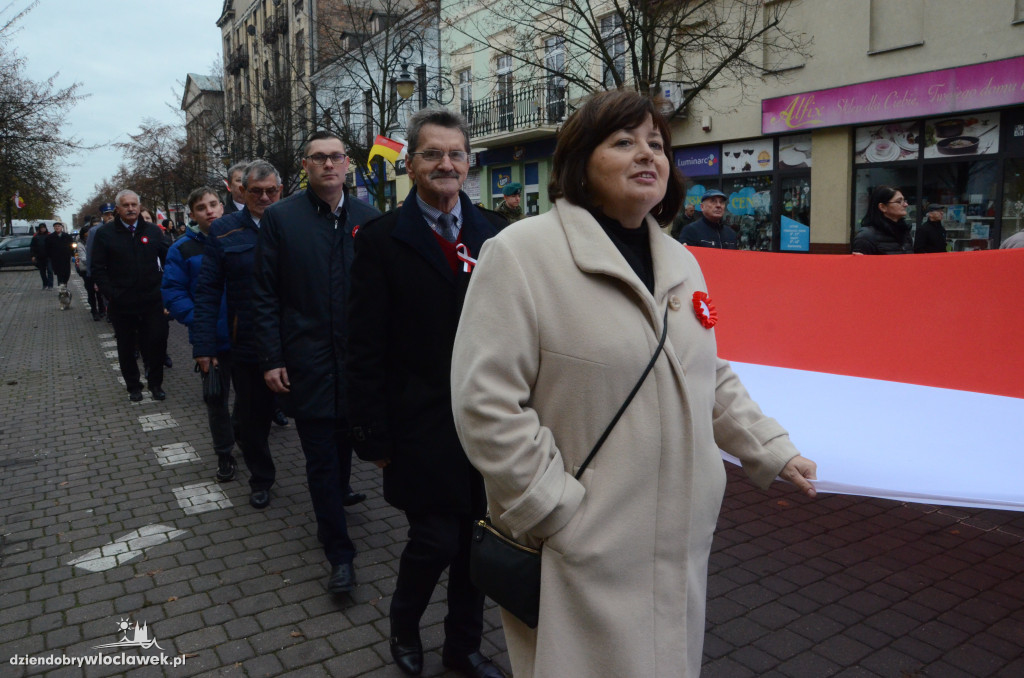 11 listopada: przemarsz ze 100-metrową flagą