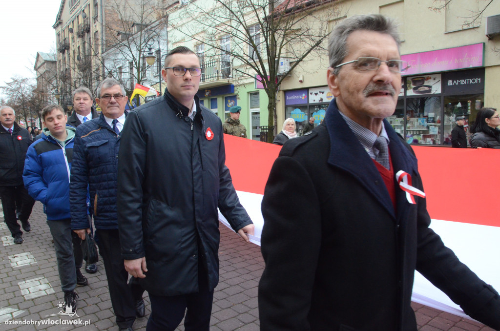 11 listopada: przemarsz ze 100-metrową flagą