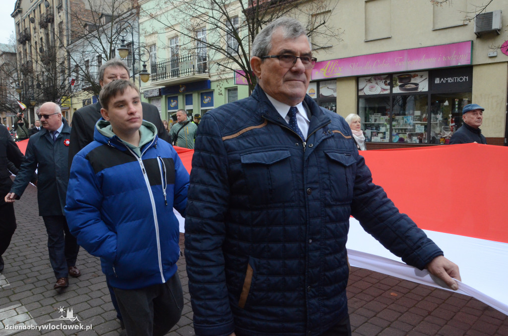 11 listopada: przemarsz ze 100-metrową flagą
