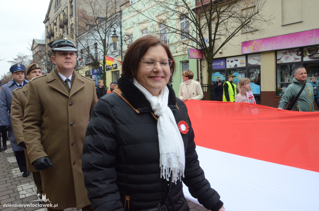 11 listopada: przemarsz ze 100-metrową flagą