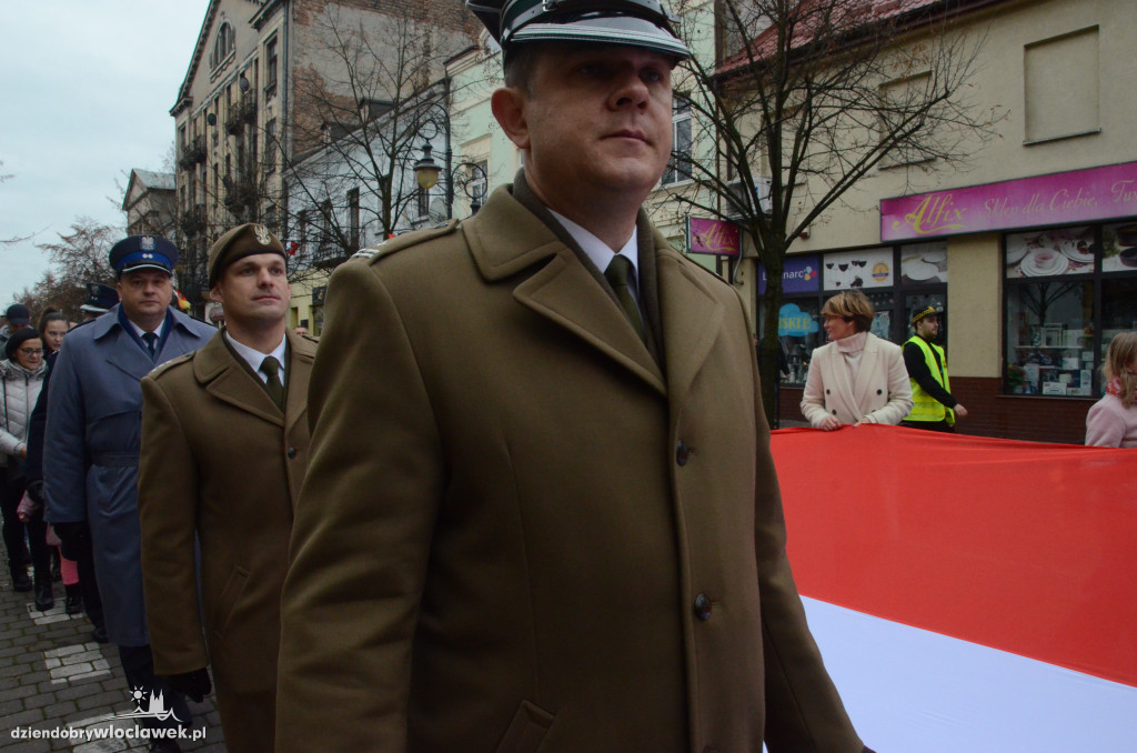 11 listopada: przemarsz ze 100-metrową flagą
