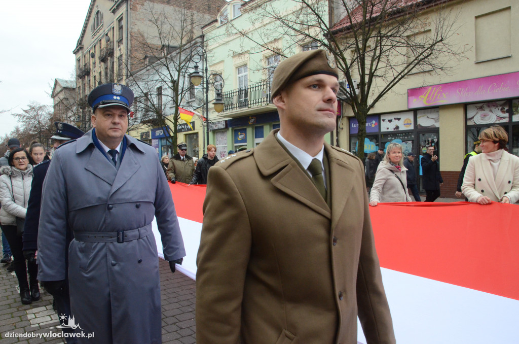 11 listopada: przemarsz ze 100-metrową flagą