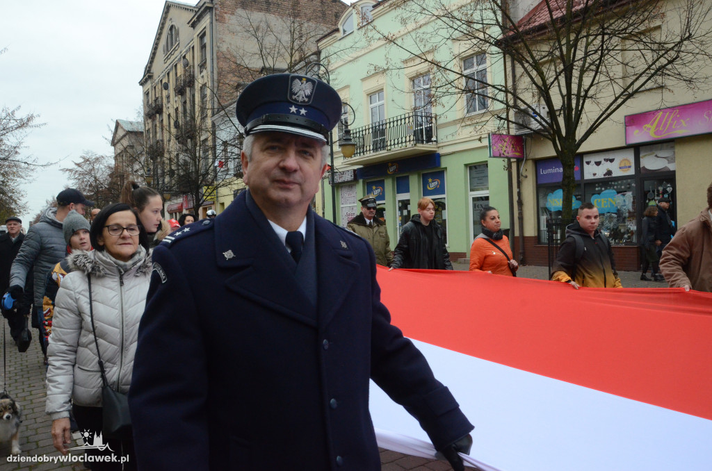 11 listopada: przemarsz ze 100-metrową flagą