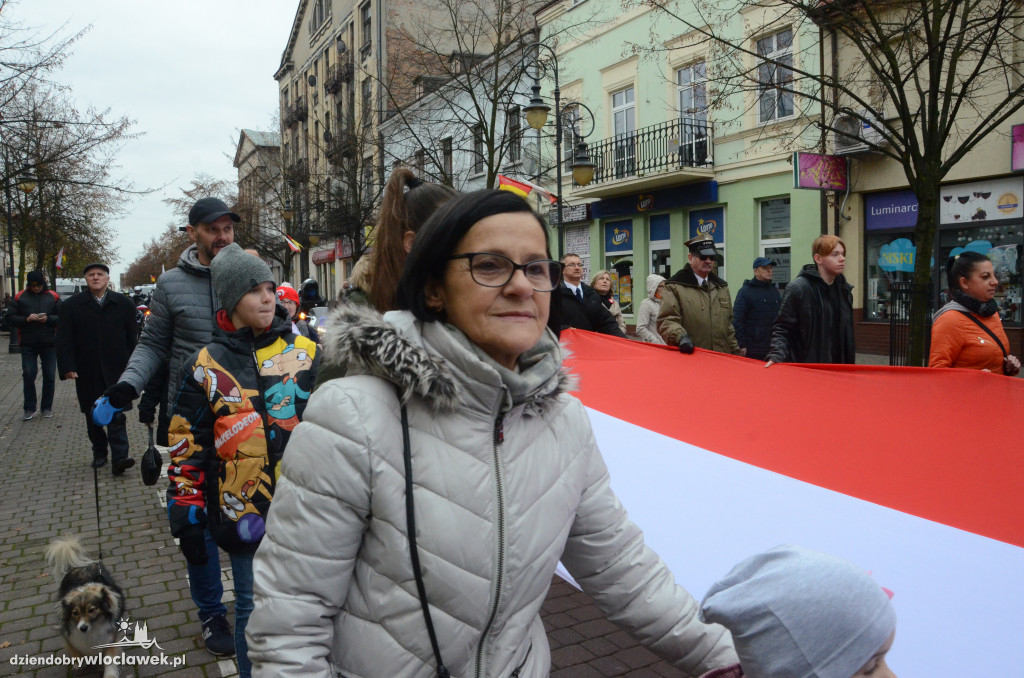 11 listopada: przemarsz ze 100-metrową flagą