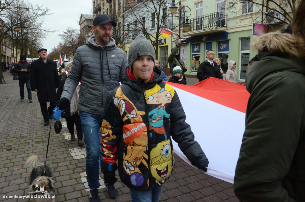 11 listopada: przemarsz ze 100-metrową flagą