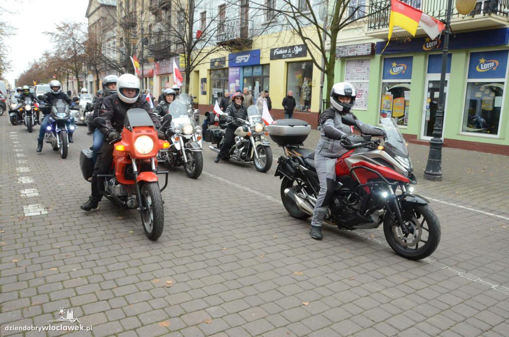 11 listopada: przemarsz ze 100-metrową flagą
