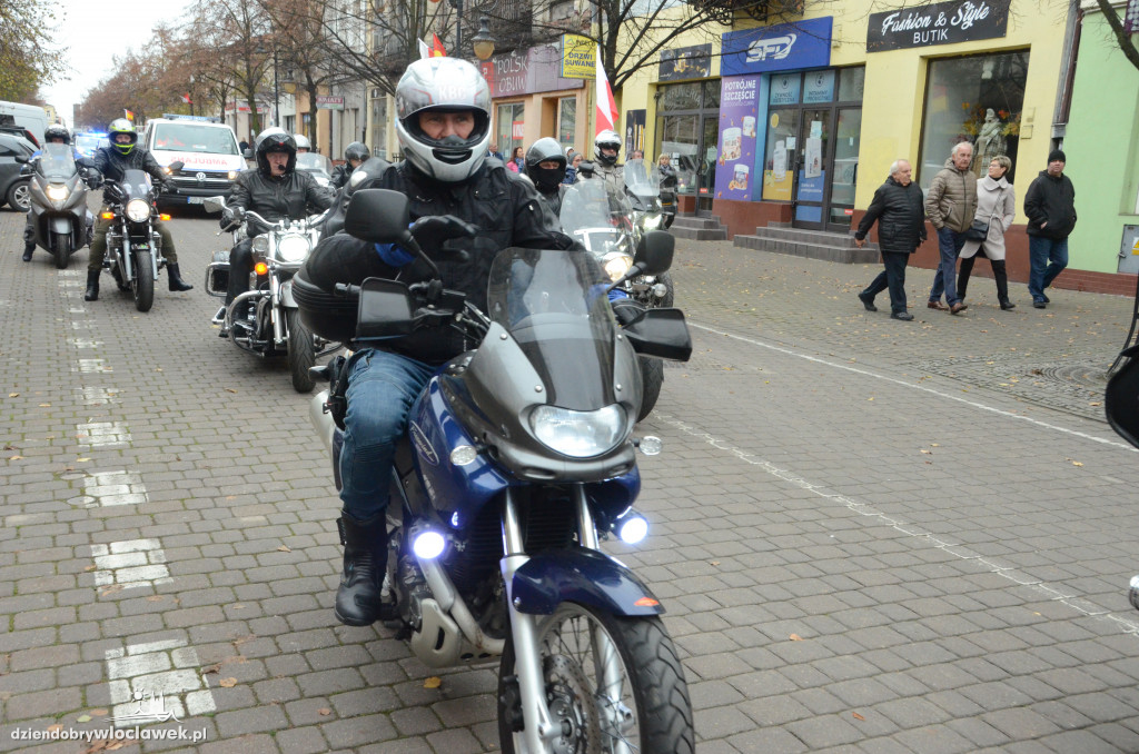 11 listopada: przemarsz ze 100-metrową flagą