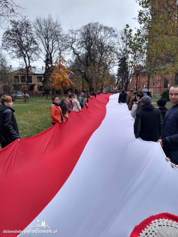 11 listopada: przemarsz ze 100-metrową flagą
