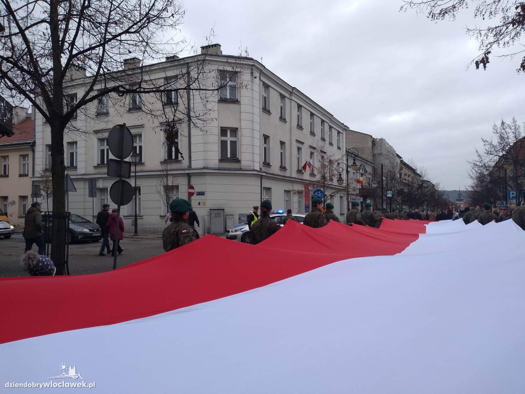 11 listopada: przemarsz ze 100-metrową flagą
