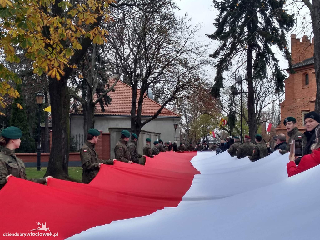 11 listopada: przemarsz ze 100-metrową flagą