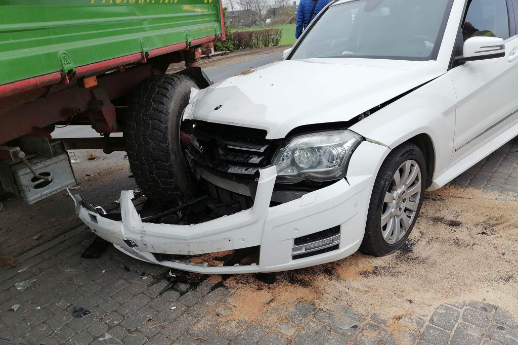 Mercedes uderzył w przyczepę ciągnika