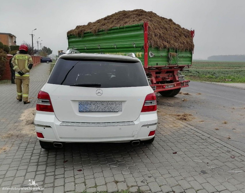 Mercedes uderzył w przyczepę ciągnika