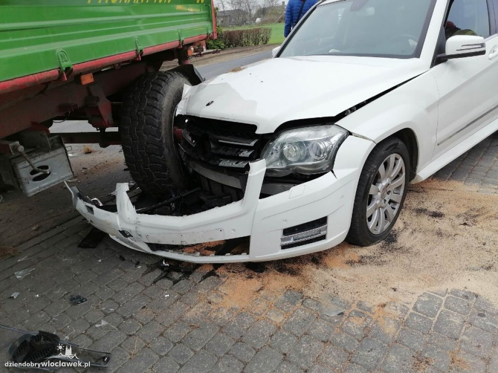 Mercedes uderzył w przyczepę ciągnika